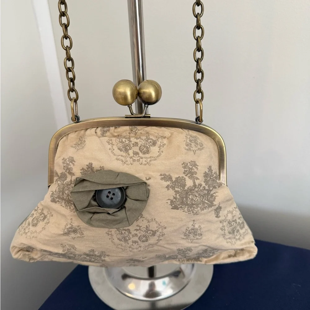 Dafne Kiss Lock Shoulder Bag, Metal Chain Ivory/Green Flower, Vintage Inspired